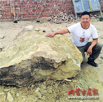 于先生发现了这个重达2吨的玛瑙原石记者叶青摄影