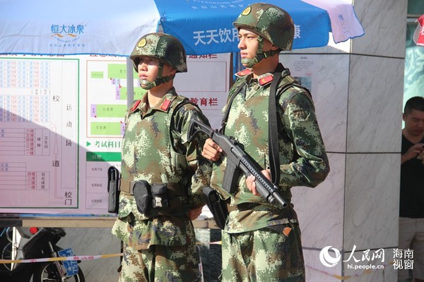 6月8日，海口四中考点门口守护的武警