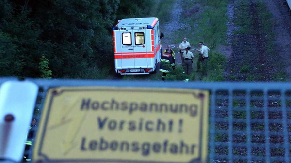 事发地点不远处就有“高压危险”的警示牌。