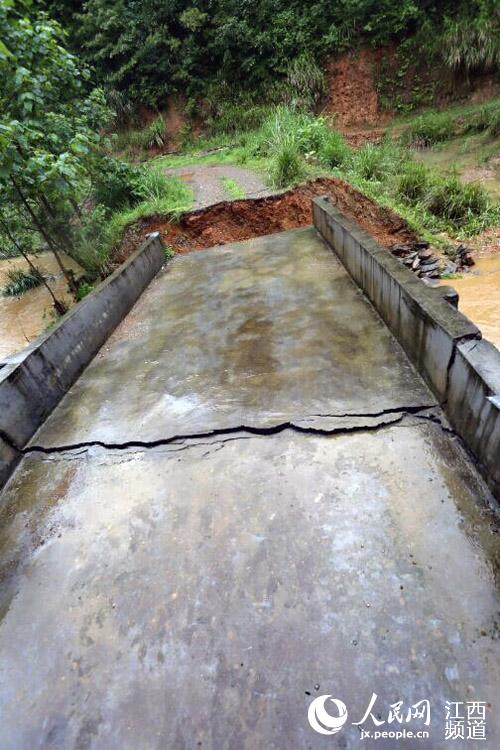 高桥乡英溪村一便民桥被洪水冲断。