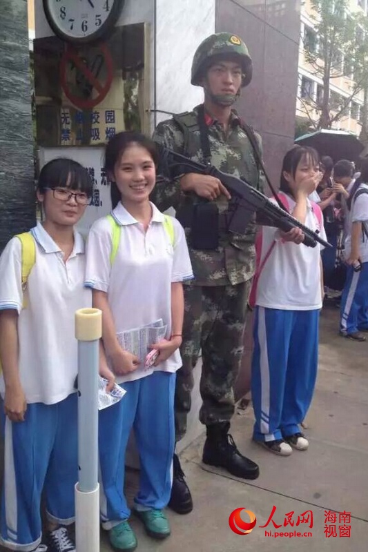 6月9日下午，高考结束，海口四中考点，结束高考的考生和帅气武警合影
