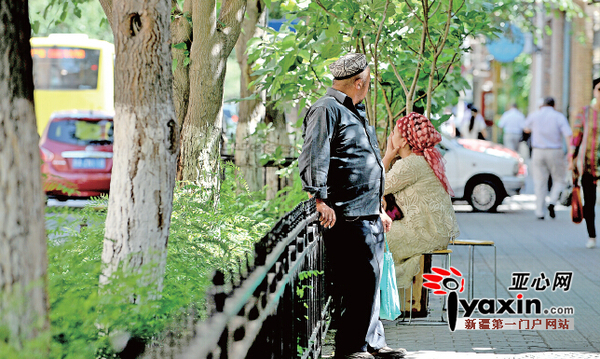 昨天下午，和平南路，附近的一些居民在桑树下乘凉。亚心网记者豆兴军摄