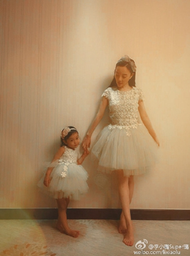 李小璐与爱女穿母<em>女装</em> 馨儿垫脚尖亲吻妈妈(图