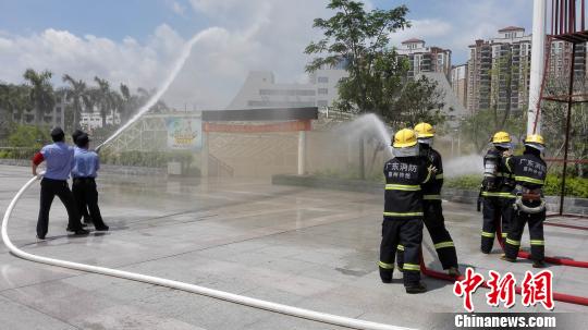 图为惠州仲恺区消防大队官兵模拟向火警点喷水,灭火. 康孝娟 摄