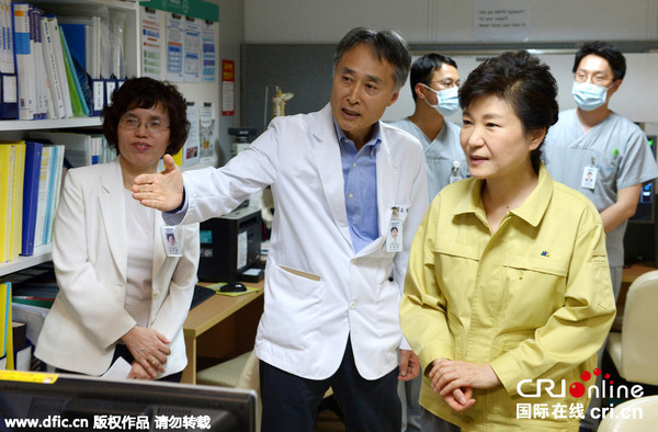 　　当地时间2015年6月14日，韩国首尔，韩国总统朴槿惠前往首尔大学医院中东呼吸综合征（MERS）隔离病房视察。图片来源：东方IC