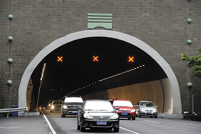 真武山隧道双向通车首日 晚高峰也不堵车了|隧