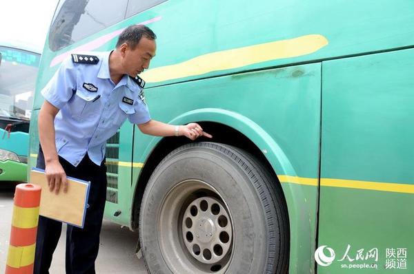 民警对车辆外观、轮胎等进行检查。庞铭 摄