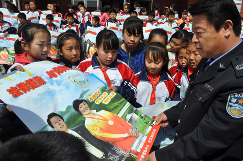 张彪主任到学校为学生发放宣传画