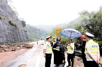 昨日早上8点30分，万州小垭口隧道入口发生滑坡。 通讯员 赵露山 摄