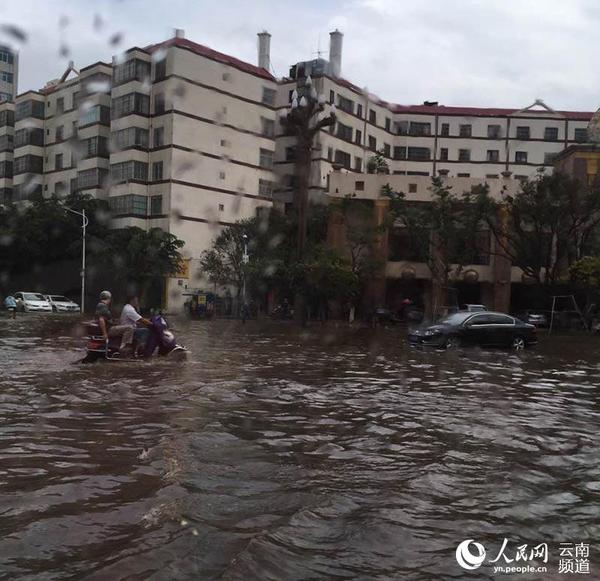 昆明一夜暴雨 再现“看海”模式(组图)|交警|通行_凤凰资讯