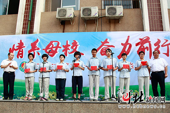 校级领导为毕业生代表颁发了毕业证书。实习生董康摄