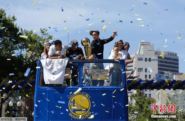 美国金州勇士队举行NBA夺冠游行庆典|加利福