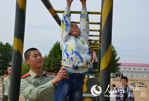 武警黑河森林支队携手儿童福利院开展爱在路