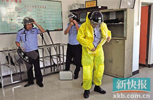 ■应对突发事件,要求警察在最短的时间内装备到位。