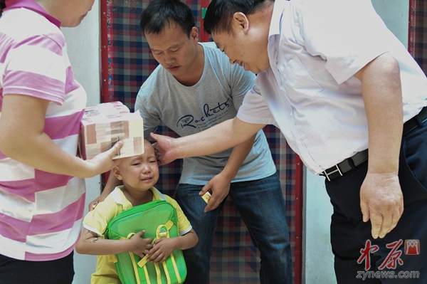 拿着救助的现金，一家人感动得不知说什么是好