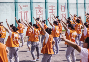 揭秘溜冰妹吸毒陪嗨的背后|毒品|戒毒所