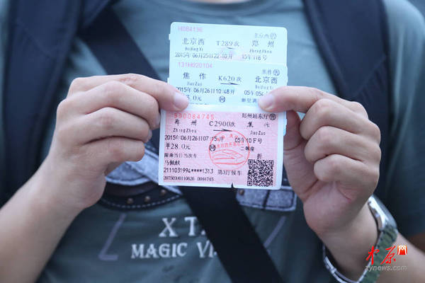 马佩献是个十足的铁路迷，从2000年开始，他就追着铁路全国跑，十几年来，他攒下了1000多张全国各地的火车票。