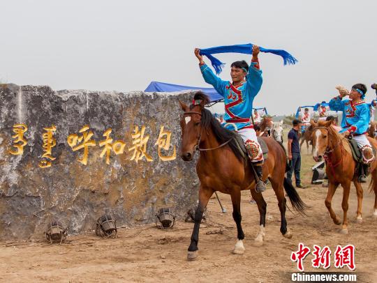 内蒙古各地隆重祭敖包 拟申请敖包节为当地节