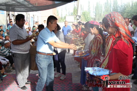 新疆国土资源厅住村工作组向村文艺队捐赠演出