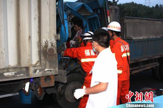 货车追尾大挂车 司机重伤|货车|南阳镇