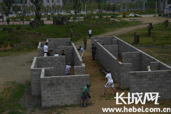 基地设有国防教育馆,真人cs模拟战术训练场,军事体验馆,室内模拟射击
