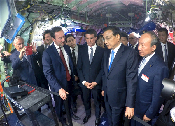 　　7月2日，国务院总理李克强在法国总理瓦尔斯陪同下考察空客集团。刘震摄