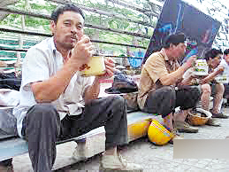 农村回不去,城市难融入,新农民工何处安身?|城