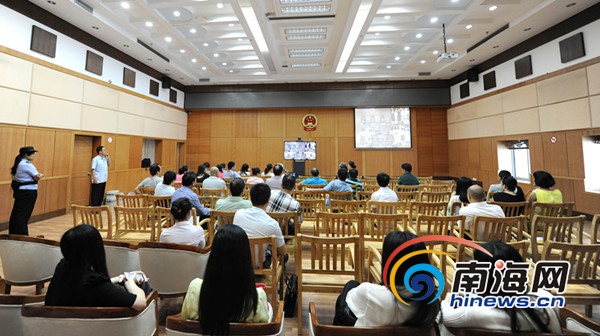 海口中院第十法庭进行庭审视频直播，一部分受害人在此旁听。