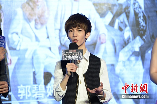 杨幂当众激吻郭采洁 遭演员扯裙子(组图)|杨幂