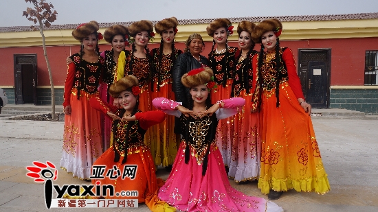 新疆人的一天:新疆地矿局三位住<em>村女</em>干部撑起