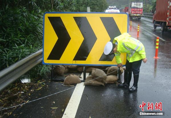 灿鸿临近 台州高速交警紧急加固路面交通标志