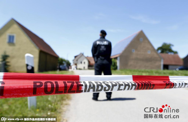 　　当地时间2015年7月10日，德国巴伐利亚州安斯巴赫(Ansbach)，警察在枪击案现场调查。德国警方表示，巴伐利亚州发生一起枪击案。枪手从汽车内开火，造成至少两人死亡。图片来源:CFP
