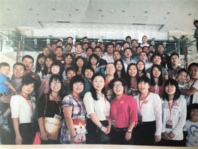 “爱心之家”成员在血液中心业务楼合影。他们都有着稀有的熊猫血,随时准备着无偿为有需要的人献出。 资料图片