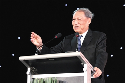 2013年1月9日，由新京报参与主办的中国经济展望及城镇化发展高峰论坛上，全国人大原副委员长成思危做主题演讲。资料图片/侯少卿 摄