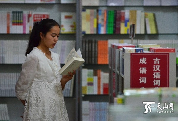 新疆库尔勒:暑假书店人气旺 中小学生购书热(高