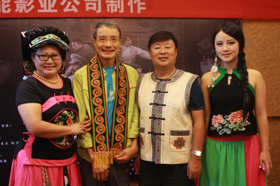 　　左二为导演何志强，右一为女主角颜婷易兰