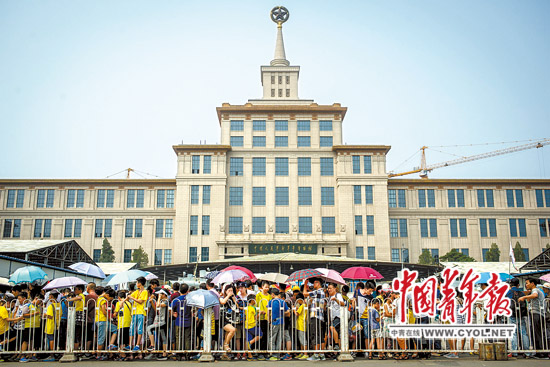 游客们排队参观中国人民革命军事博物馆|游客