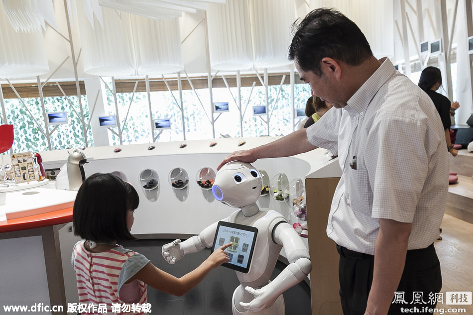 日本机器人在雀巢咖啡馆正式上岗