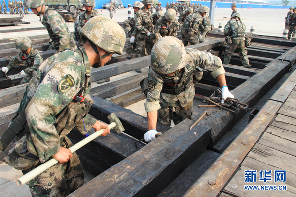 搭设钢轨枕木侧方站台