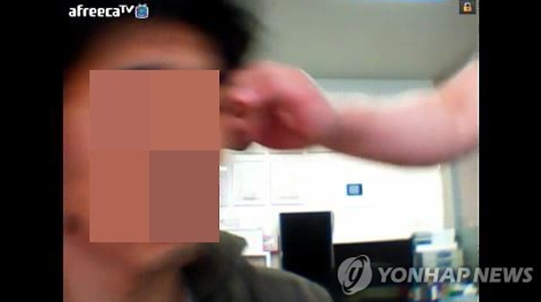 该学生正在受到施暴（网络视频截图）