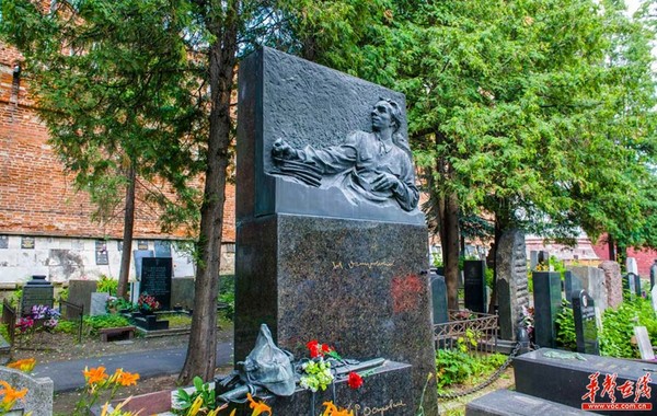 《钢铁是怎样炼成的》一书的作者奥斯特洛夫斯基之墓。张小兵 摄