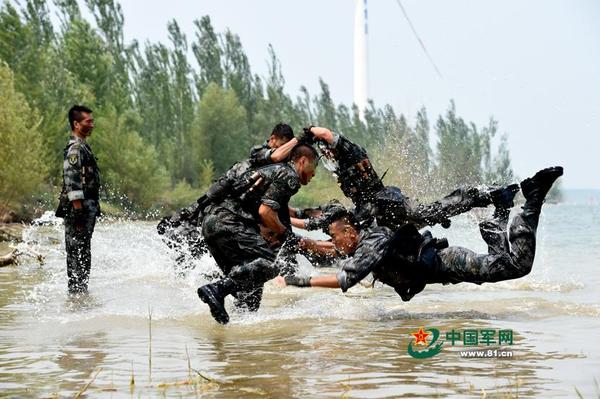 解放军侦察兵魔鬼训练:绝壁攀岩 水中搏杀|陆军