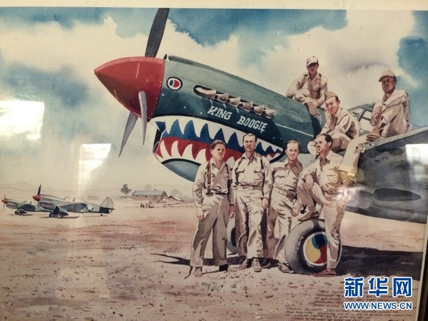 飞虎队飞行员与他们使用的Ｐ－４０战机合影。新华网记者 张永兴 摄