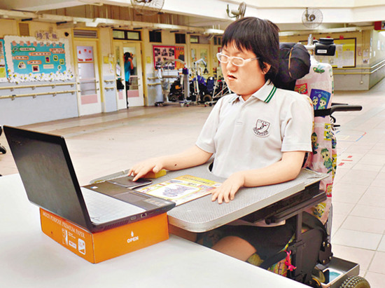 残障少女挑战香港高考 全身僵硬无阻学习欲望
