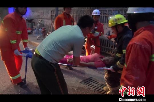 深圳环卫车撞塌路边民房 一家6人及司机被埋压