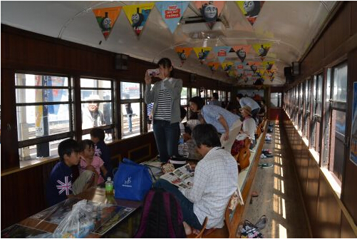 詹姆斯号列车内部。(网页截图)