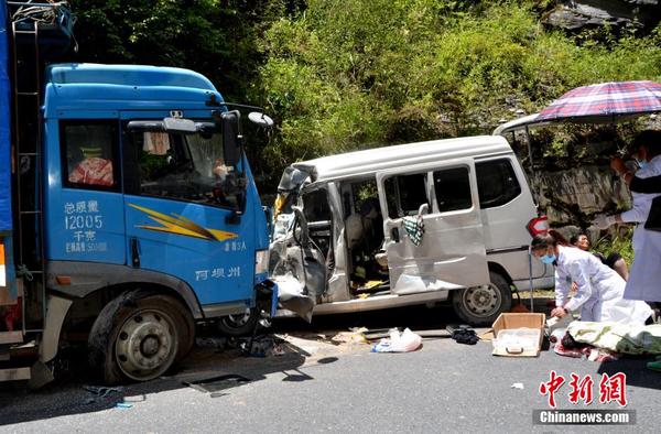 川马尔康车祸致1死3伤 路人为伤者撑伞遮阴|交