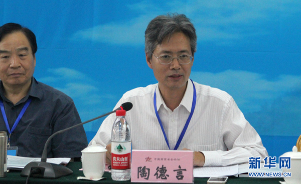 参考消息副总编辑陶德言主持研讨会。新华社记者王经国 摄