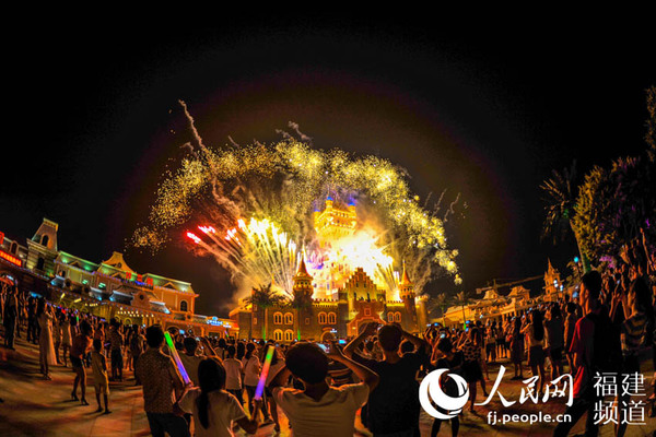 烟火秀表演吸引近万名游客围观。何东方 摄