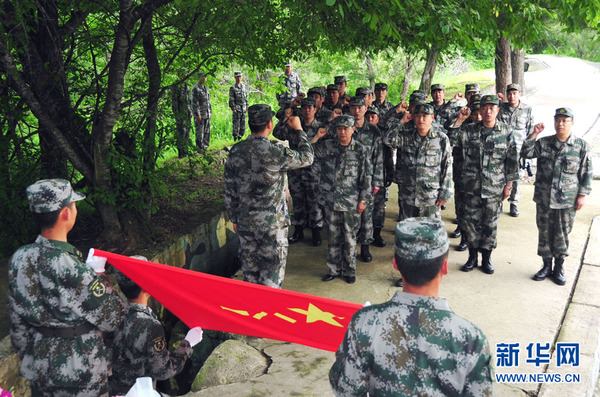 官兵来到边防一线重温军人誓词。